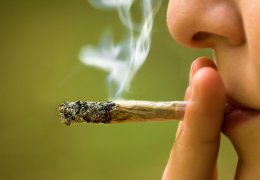 In Italia è legale acquistare cannabis legale e CBD? Si può fumare Erba light?